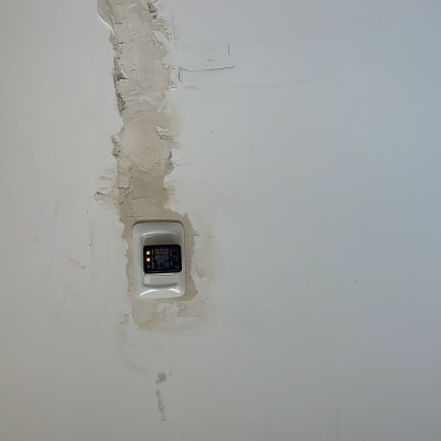 שקע חשמלי בקיר עם טיח חשוף