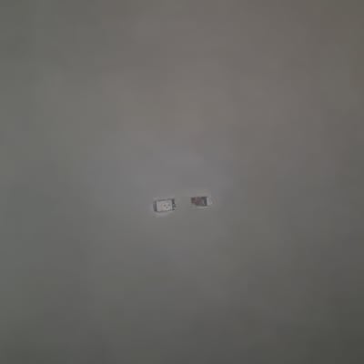 שתי שקיות צבע על קיר אפור