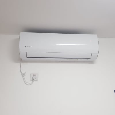 מזגן קיר לבן מותקן על קיר לבן