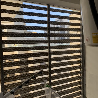 רשת מתכת על חלון למניעת כניסת יונים