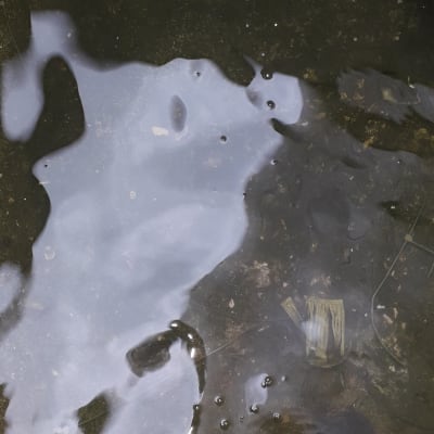 מגף גומי במים עומדים עם בועות קטנות