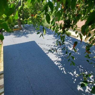 גג שטוח עם עלים תלויים וצללים