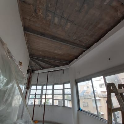 עבודות שיפוץ ותמיכת תקרה בחלל פנימי במהלך שלבי פירוק