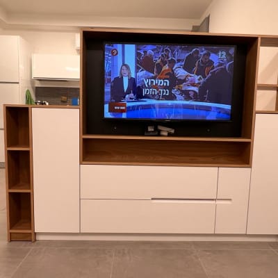 ארון עץ עם מדפים וטלוויזיה