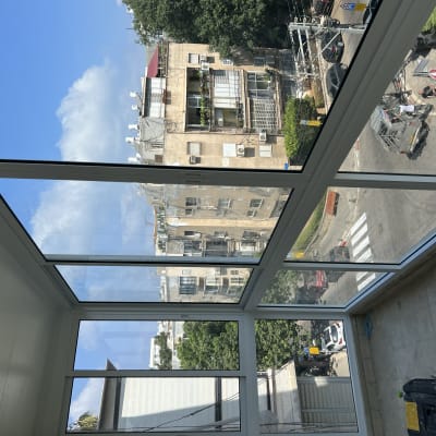 חלונות אלומיניום גדולים עם נוף לעיר