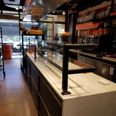 מסגרת זכוכית על דלפק שיש בחנות