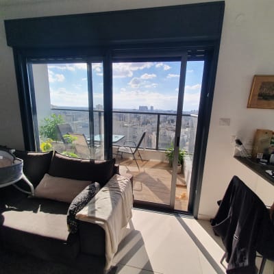 דלת הזזה מאלומיניום עם נוף לעיר