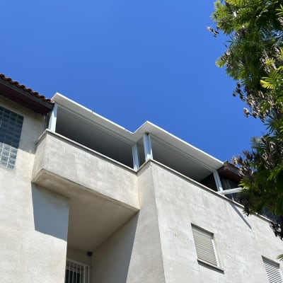 מעקה אלומיניום במרפסת בניין