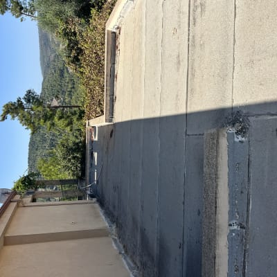 איטום סדקים על גג בטון עם חומרי איטום