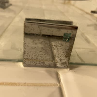 זכוכית מקלחת עם חיבור מתכת מלוכלך