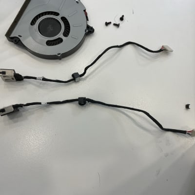 מאוורר מחשב, כבלים ושני מחברים על שולחן לבן