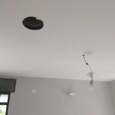 תקרת גבס עם חור עגול ונורה תלויה