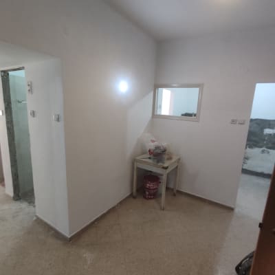 פח צבע על שולחן קטן בחדר צבוע