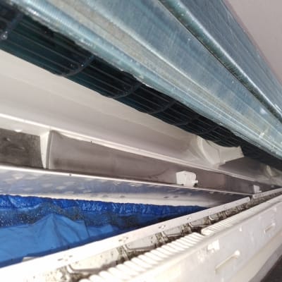 חלק פנימי של מזגן עם צינור כחול