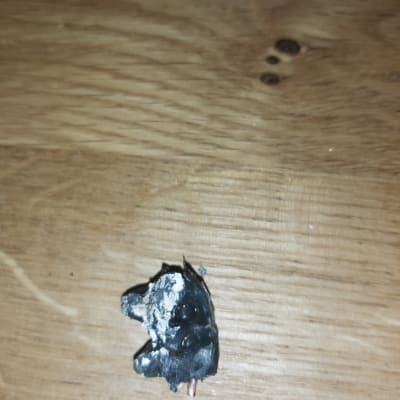 חוט חשמל שרוף על רקע עץ