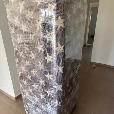 רהיט עטוף בניילון למעבר דירה