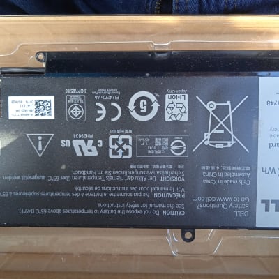 סוללת ליתיום-יון של חברת Dell עם תוויות אזהרה