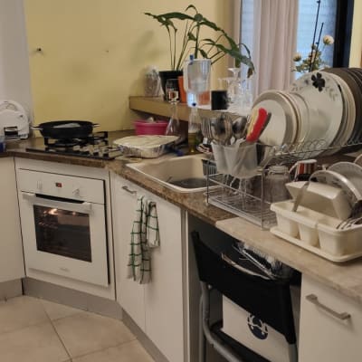 שיש מטבח עם כלים ומכשירי חשמל