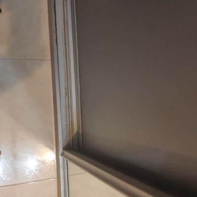 מסגרת מתכתית של דלת או חלון