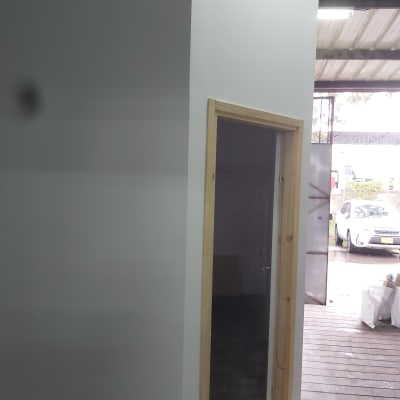 קיר גבס עם דלת עץ פתוחה למחצה