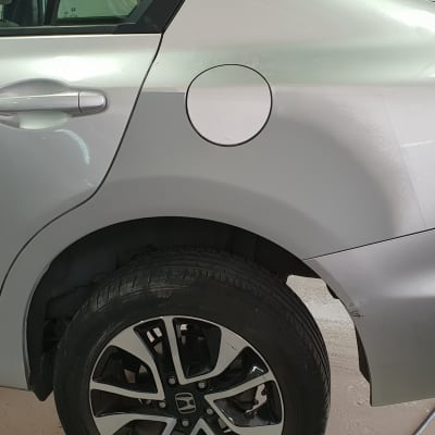 חלק אחורי של רכב עם פגוש פגום