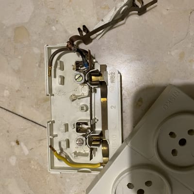 שקע חשמלי פתוח עם חוטים חשופים וחיבורים