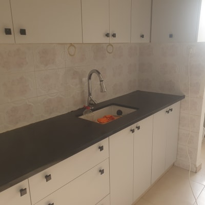 מטבח עם ארונות חדשים ומשטח עבודה כהה