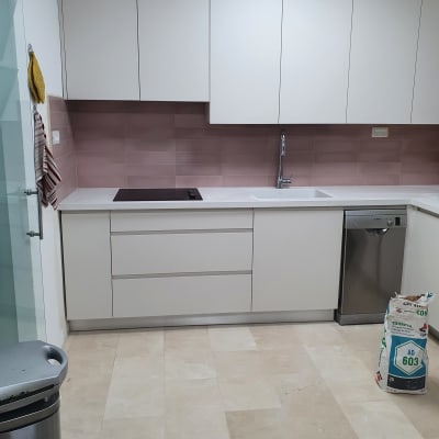 מטבח עם ארונות חדשים ושק מלט על הרצפה