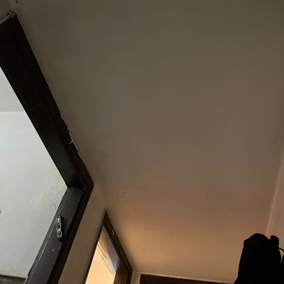 תקרה צבועה בלבן עם מסגרת דלת כהה