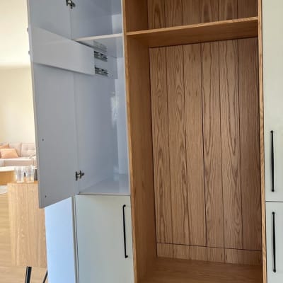 ארון עץ פתוח עם דלתות לבנות וידיות שחורות