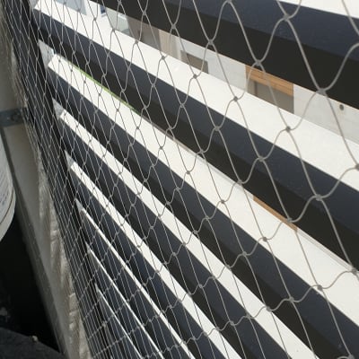 רשת מתכת מותקנת על מרפסת למניעת כניסת יונים