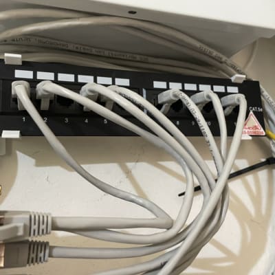 פאנל חיבורים עם כבלים מחוברים ומסומנים