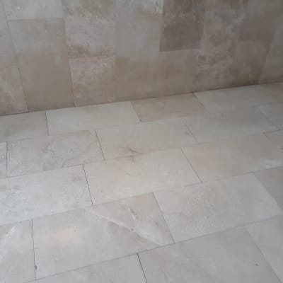 רצפה מלוכלכת עם כתמים על אריחים בהירים