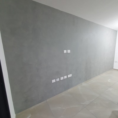 קיר צבוע בגוון אפור עם שקעים חשמליים