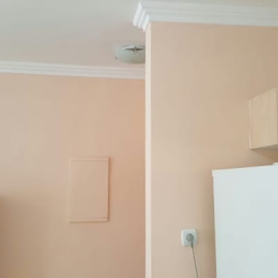 קיר צבוע בצבע בז