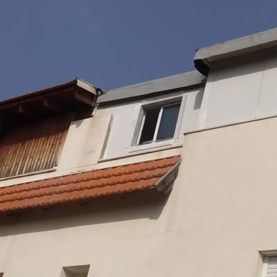 גג רעפים עם איטום סביב חלון