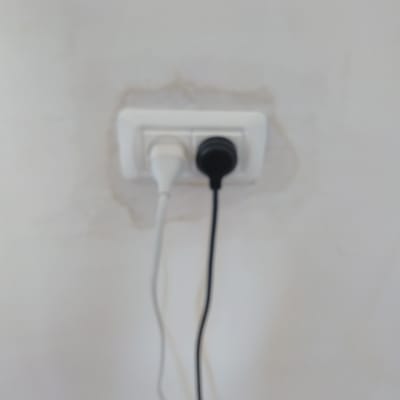 שקע חשמל עם שני תקעים מחוברים לקיר