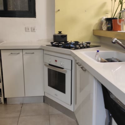 מטבח עם משטח שיש לבן וכיריים