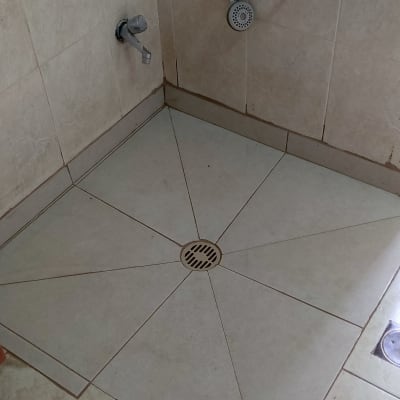 מקלחת עם אריחים חדשים וברז מותקן