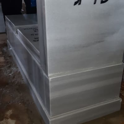 מצבה עם כיתוב בעברית באירוע זיכרון