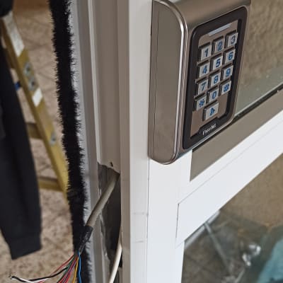 לוח מקשים מתכת עם חוטים חשופים בדלת