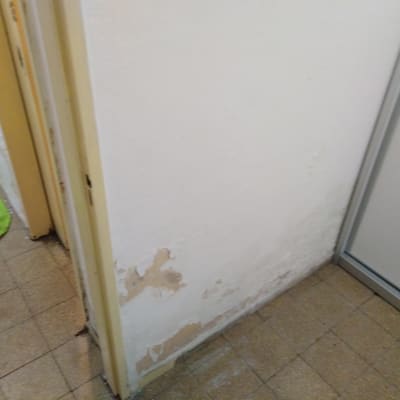 קיר עם קילופי צבע ותיקונים נדרשים