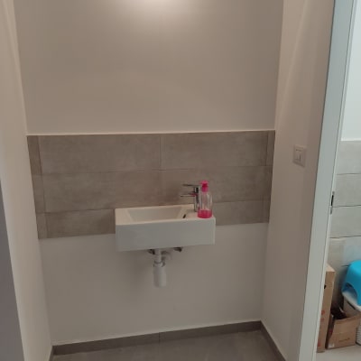 כיור עם ברז ומתקן סבון בחדר אמבטיה