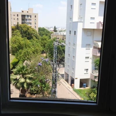 נוף עירוני מבעד לחלון זכוכית שקוף