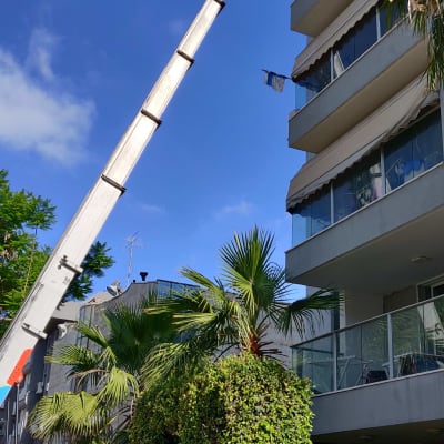 מנוף מעביר חפצים לדירה בבניין גבוה