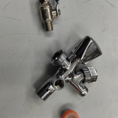 ברז מתכת עם ידית כחולה וחלקים נוספים