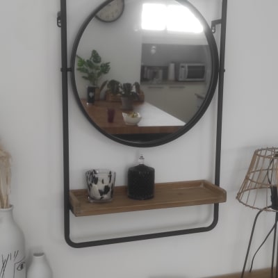 מראה עגולה עם מסגרת מתכת ומדף עץ