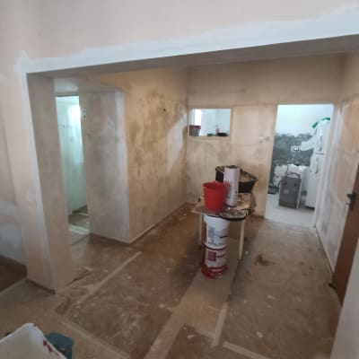 חדר עם קירות צבועים, דלי צבע ומברשות