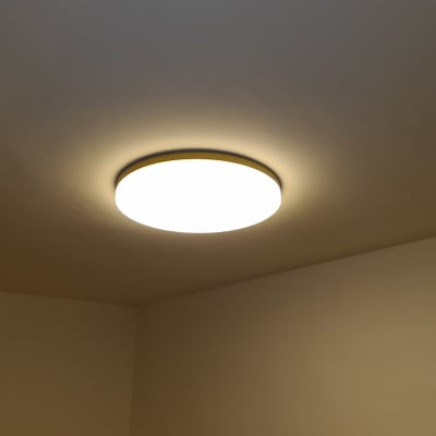 מנורת תקרה עגולה מוארת בחדר