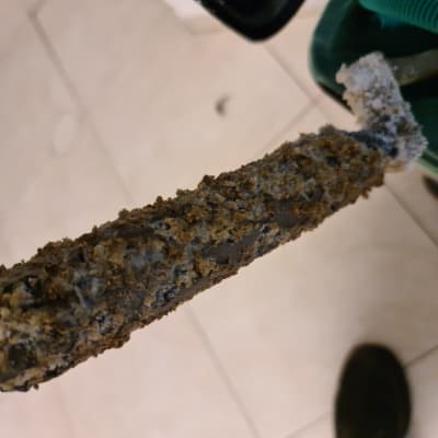 כבל חשמלי עם קורוזיה ולכלוך